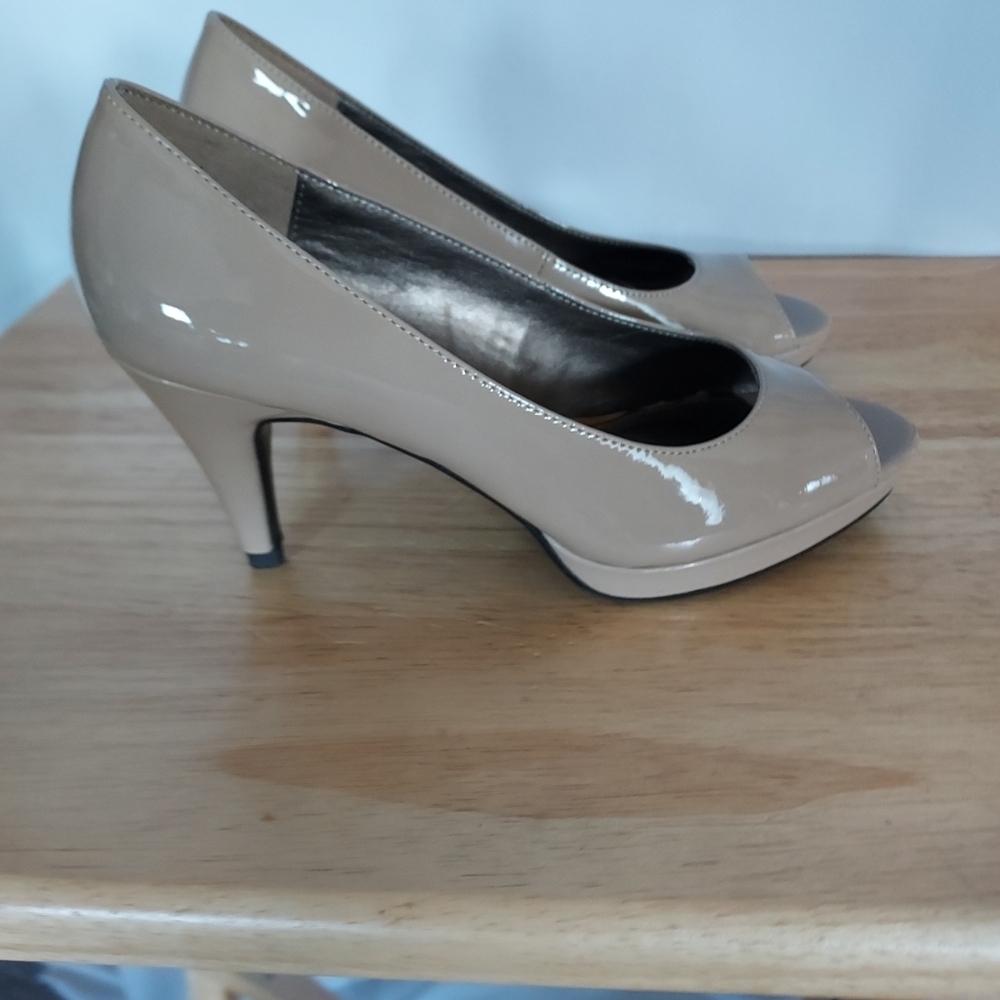 Womans Tan Heels - Picture 7 of 7